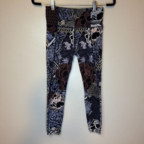 Athleta Patchwork Salutation 7/8 Tight Navy Floral Paisley Crop Leggings Size XS - Picture 5 of 5
